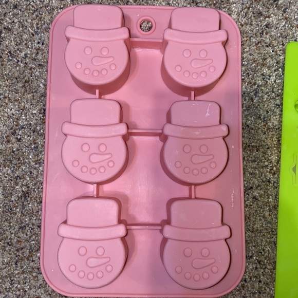 Lot of 4 Adorable & Fun Silicone Baking Molds EUC - Picture 2 of 5